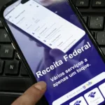 Dólar fecha abaixo de R$ 5 e recua 1,58% na semana