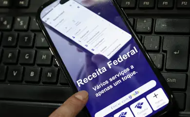 Dólar fecha abaixo de R$ 5 e recua 1,58% na semana