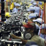 Dólar sobe 0,74% e fecha acima de R$ 5 após feriado
