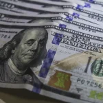 Dólar volta a superar R$ 5 e Bolsa recua após rali pós-eleitoral