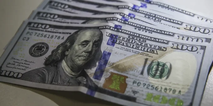 Dólar volta a superar R$ 5 e Bolsa recua após rali pós-eleitoral