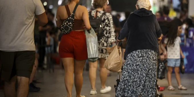 Economistas dizem que corte de R$ 200 bilhões afetaria programas sociais