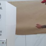 Eleitor pode levar colinha de papel para consultar números na urna