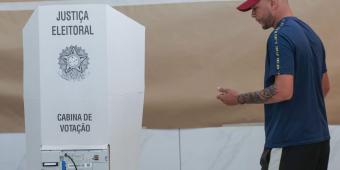 Eleitor pode levar colinha de papel para consultar números na urna