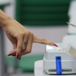 Eleitores enfrentam chuva e encontram votação rápida no Rio