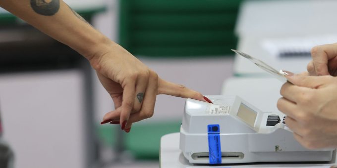 Eleitores enfrentam chuva e encontram votação rápida no Rio
