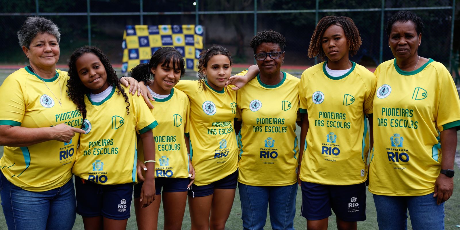 Ex-jogadoras da seleção brasileira incentivam alunas em escola do Rio