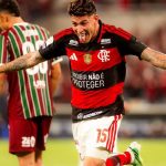 Flamengo vence o Fluminense e mantém liderança do Brasileirão