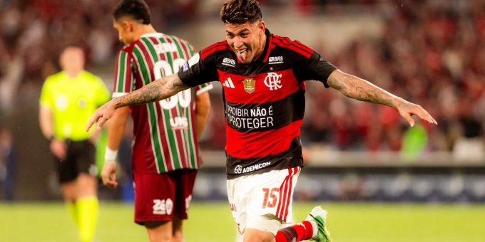 Flamengo vence o Fluminense e mantém liderança do Brasileirão