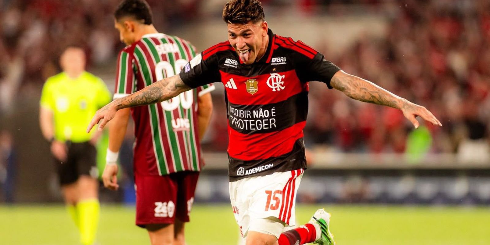 Flamengo vence o Fluminense e mantém liderança do Brasileirão
