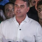 Flávio Bolsonaro agradece a Milei e Trump após deixar o Brasil