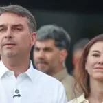 Flávio Bolsonaro chega aos Estados Unidos após deixar o Brasil