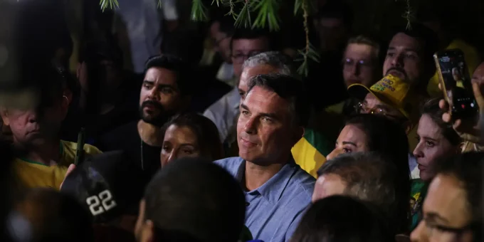 Flávio Bolsonaro condiciona liberação de sigilos a dados de Lula