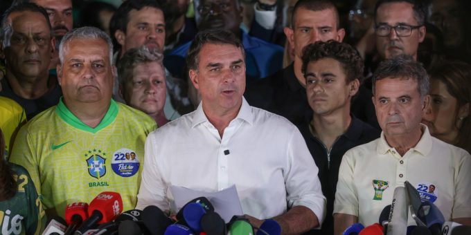 Flávio Bolsonaro contesta resultado e anuncia pedido de anulação da eleição