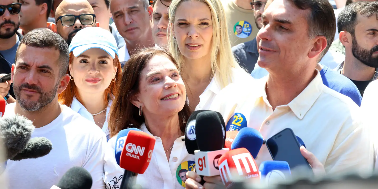Flávio Bolsonaro faz ato no Rio ao lado de Douglas Ruas