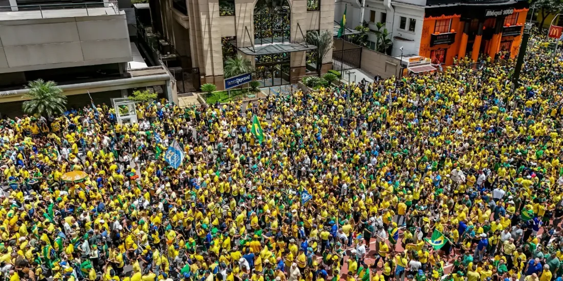 Flávio Bolsonaro participa de ato de campanha na Avenida Paulista