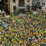 Flávio Bolsonaro participa de ato de campanha na Avenida Paulista