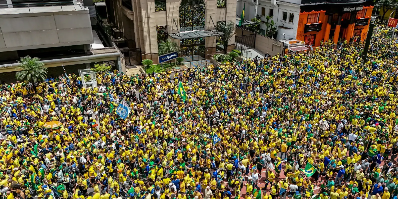 Flávio Bolsonaro participa de ato de campanha na Avenida Paulista