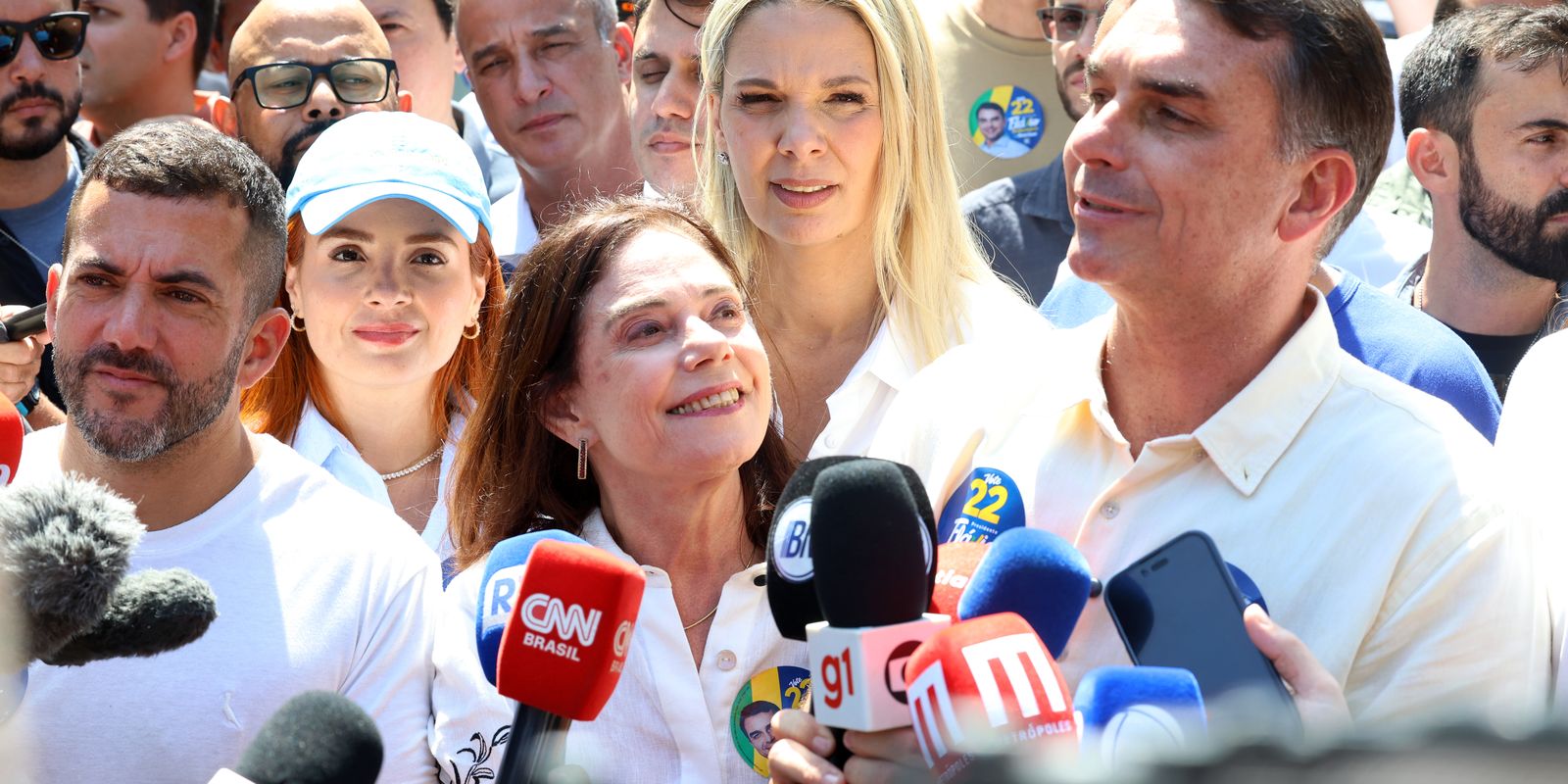 Flávio Bolsonaro promete manter Bolsa Família e Farmácia Popular