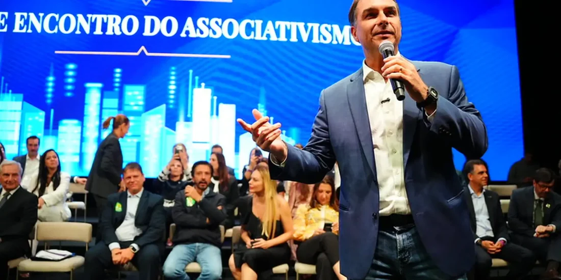 Flávio Bolsonaro visita pai em prisão domiciliar e recebe apoio do MDB em São Paulo