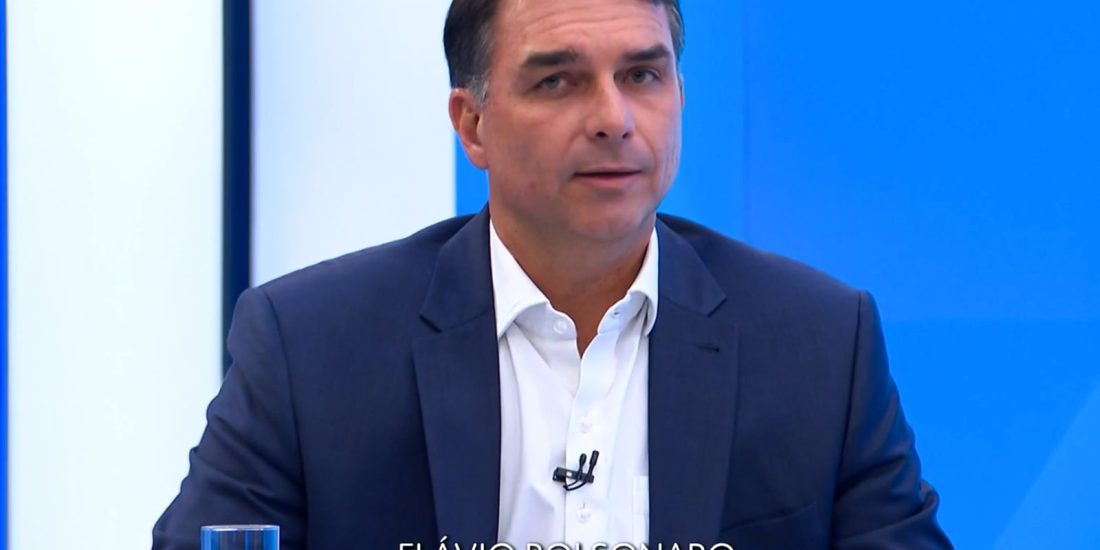 Flávio Bolsonaro vota no Rio e diz representar mudança no segundo turno