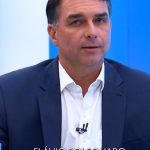 Flávio Bolsonaro vota no Rio e diz representar mudança no segundo turno