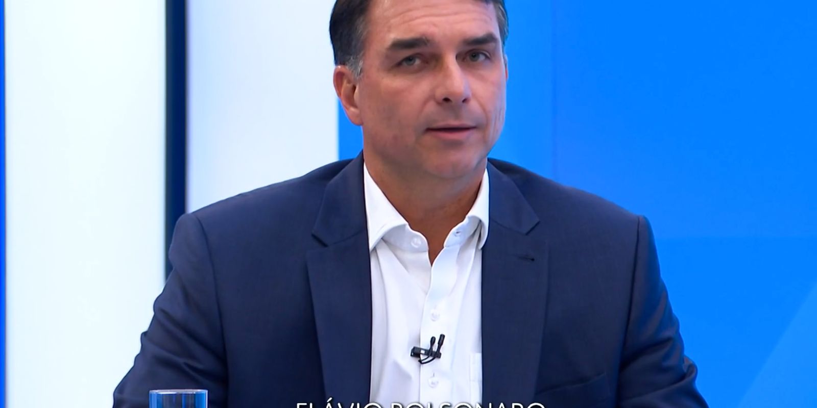 Flávio Bolsonaro vota no Rio e diz representar mudança no segundo turno