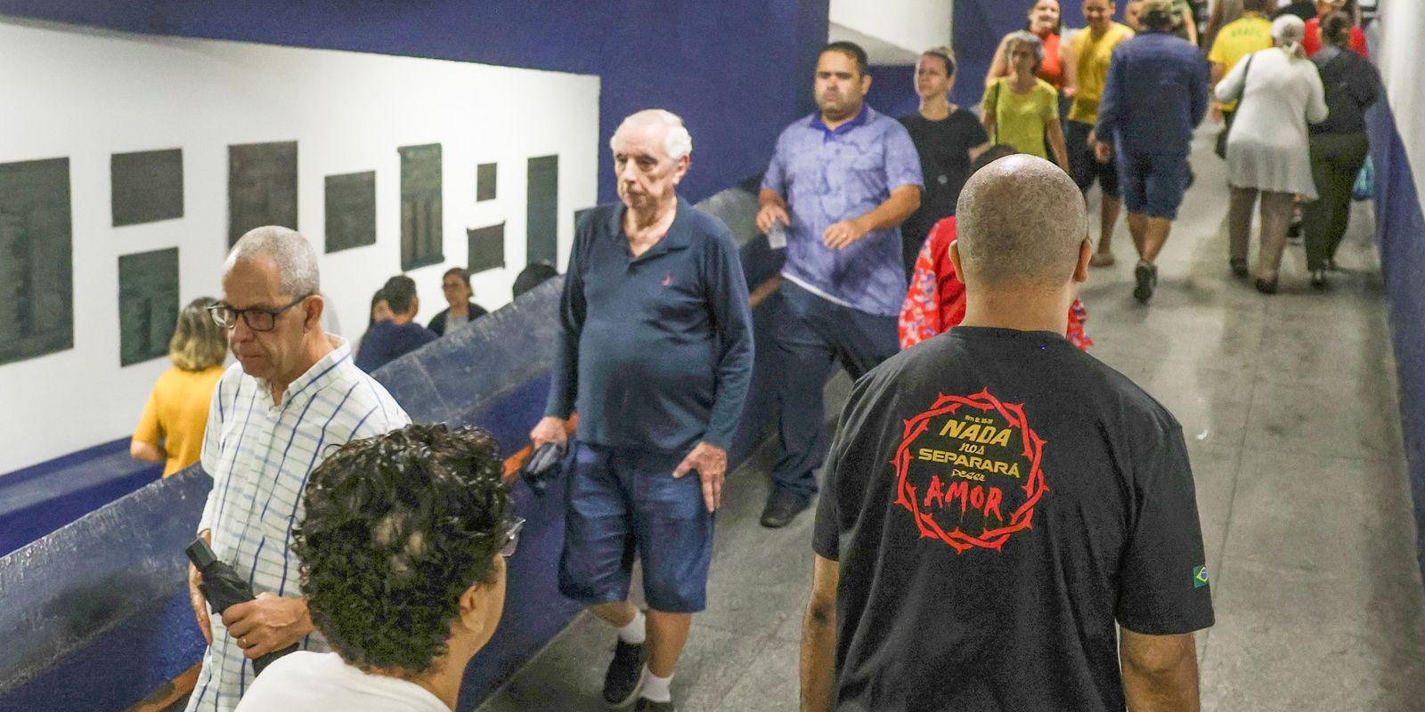 Idoso de 81 anos vota no Rio dez dias após cirurgia contra câncer