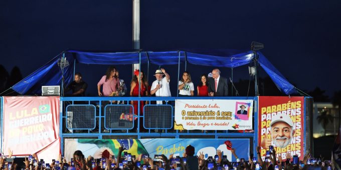 Lula chama de “ato vergonhoso” saída de Flávio Bolsonaro para os EUA
