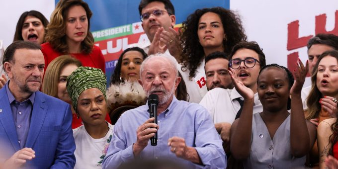 Lula desafia Flávio Bolsonaro a apoiar fim da escala 6x1