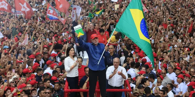 Lula é reeleito presidente com 51,75% dos votos válidos