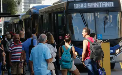 Lula pede ao TSE ampliação do horário de votação por falhas no transporte
