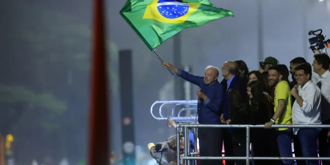 Lula pede canto do Hino da Independência em festa da vitória na Paulista