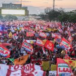 Milhares de estudantes participam de ato em apoio à reeleição de Lula em Brasília