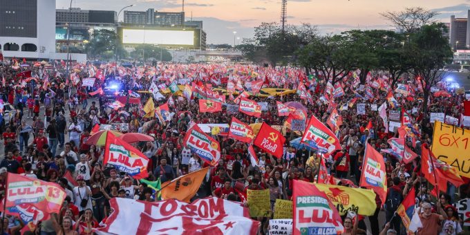 Milhares de estudantes participam de ato em apoio à reeleição de Lula em Brasília