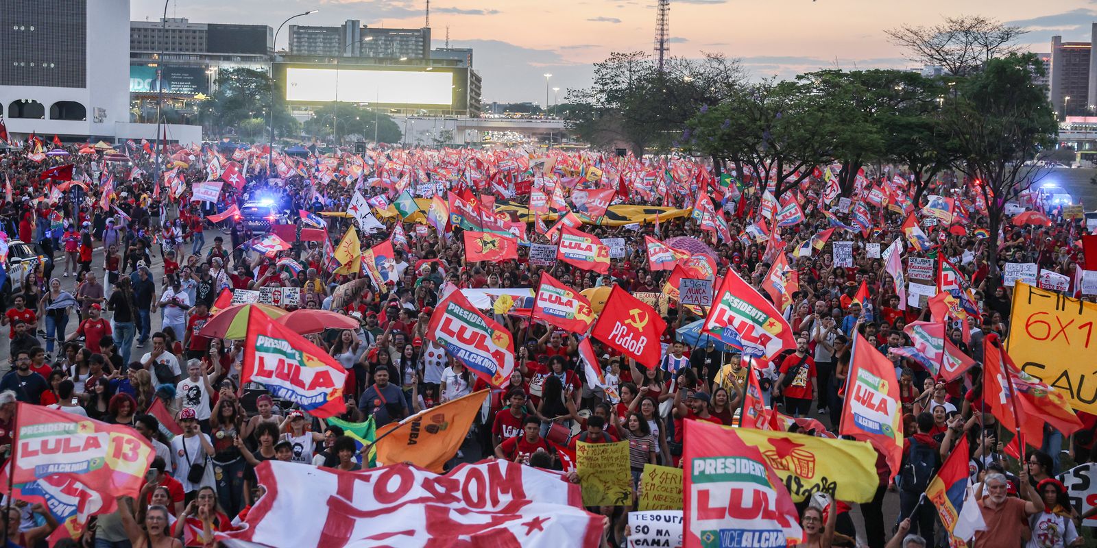 Milhares de estudantes participam de ato em apoio à reeleição de Lula em Brasília