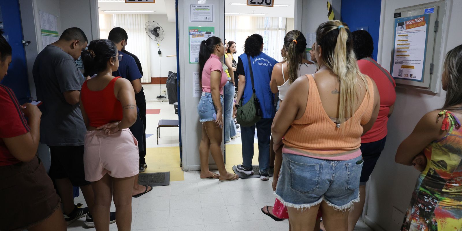 Moradores da Maré fazem mobilização para orientar eleitores antes do segundo turno