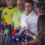 Moraes proíbe Flávio Bolsonaro de deixar o Brasil e manda entregar passaportes
