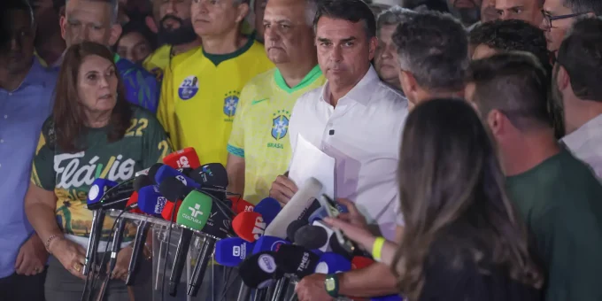 Moraes proíbe Flávio Bolsonaro de deixar o Brasil e manda entregar passaportes