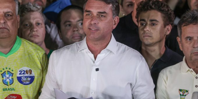 PF cancela passaportes de Flávio Bolsonaro após decisão judicial