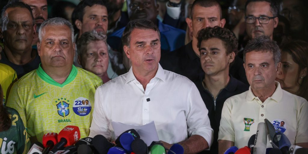PF investiga saída de Flávio Bolsonaro do Brasil após ordem do STF