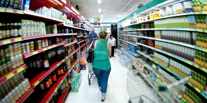 Produção industrial cai 0,6% de julho para agosto, diz IBGE