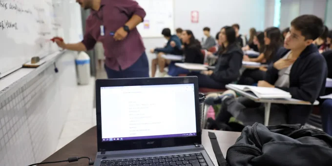 Professora de Campinas usa inteligência artificial para mostrar futuro profissional a alunos