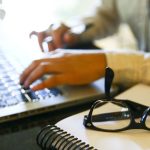 Programa oferece cursos gratuitos de inteligência artificial para professores