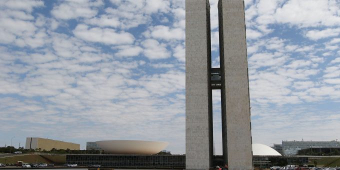Senado analisa na terça-feira PEC que acaba com escala 6x1