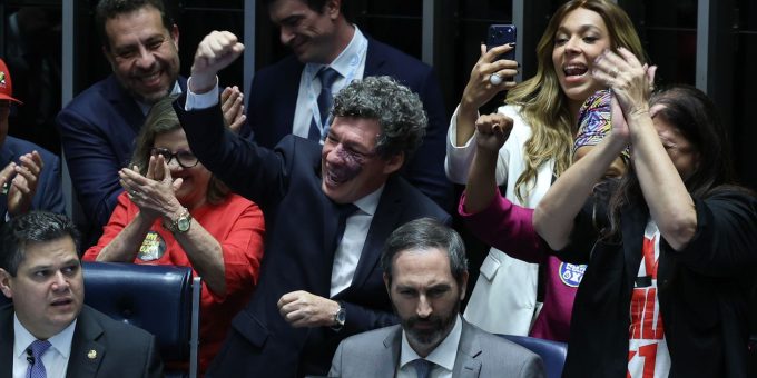 Senado aprova PEC que acaba com escala 6x1 e reduz jornada de trabalho