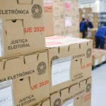 Tribunais eleitorais distribuem urnas e preparam locais de votação