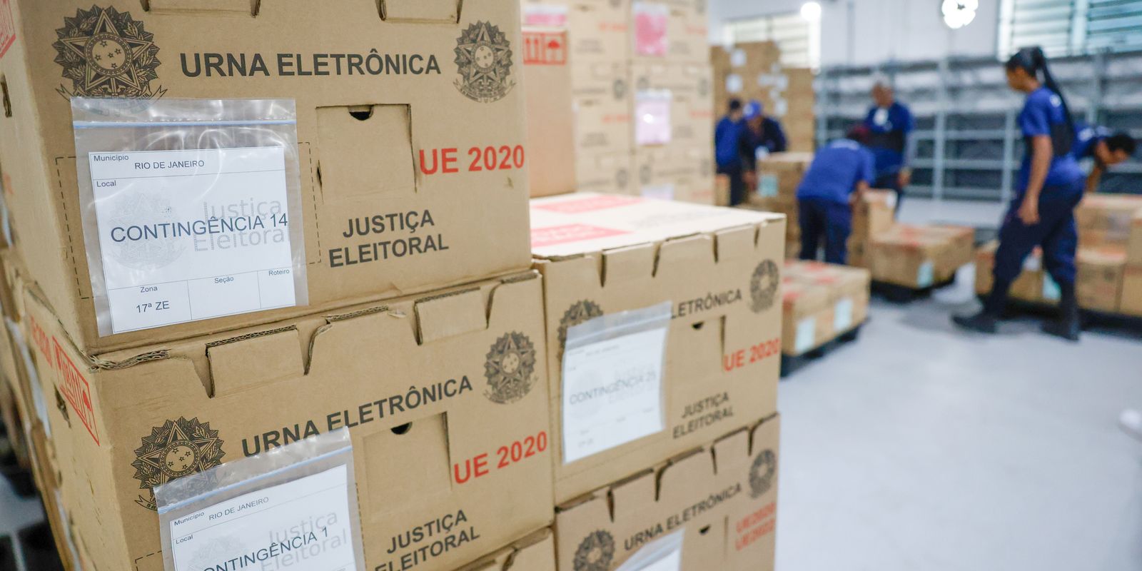 Tribunais eleitorais distribuem urnas e preparam locais de votação para o primeiro turno