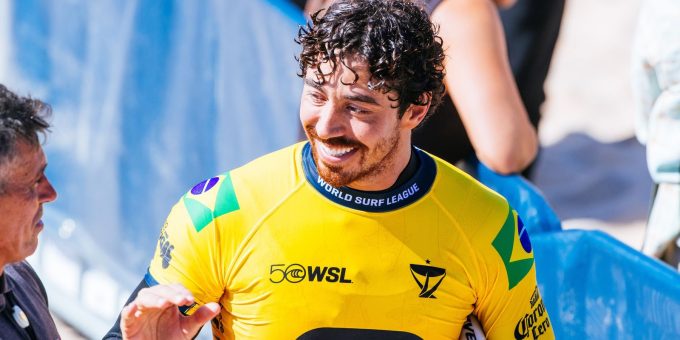 Yago Dora, Ítalo Ferreira e Gabriel Medina avançam às quartas em Peniche